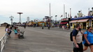 NEW YORK -  Strand, Boardwalk, Fahrgeschäfte, Vergnügungspark und "Fressbuden", das ist Coney Island